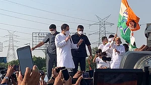 हाथरस पर राहुल-प्रियंका के आगे झुकी योगी सरकार, 5 लोगों को पीड़ित परिवार से मिलने की दी मंजूरी