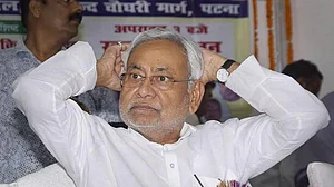 दिल्ली से दोनों आंख का ऑपरेशन करवा वापस पटना लौटे नीतीश, डॉक्टरो ने दी परहेज की सलाह