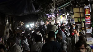 त्योहारी सीज़न और सर्दियों से बढ़ गया है कोरोना की एक और लहर का खतरा, फिर 6 महीने लगेंगे सबकुछ सामान्य होने में