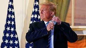 कोविड से संक्रमित होने के बाद पहली बार सार्वजनिक तौर पर दिखे ट्रंप, कहा- भयानक चीनी वायरस को हम हरा देंगे