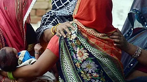 हाथरस कांड : साजिश, आरोप-प्रत्यारोप और पत्र से पीड़ित परिवार परेशान, कहा- हमें दे दो जहर