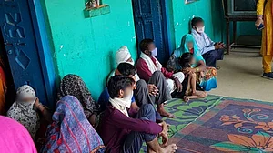 हाथरस कांड: डर के चलते गांव छोड़ना चाहता है पीड़ित परिवार, लगातार धमकियों के बीच समाज ने भी छोड़ा साथ