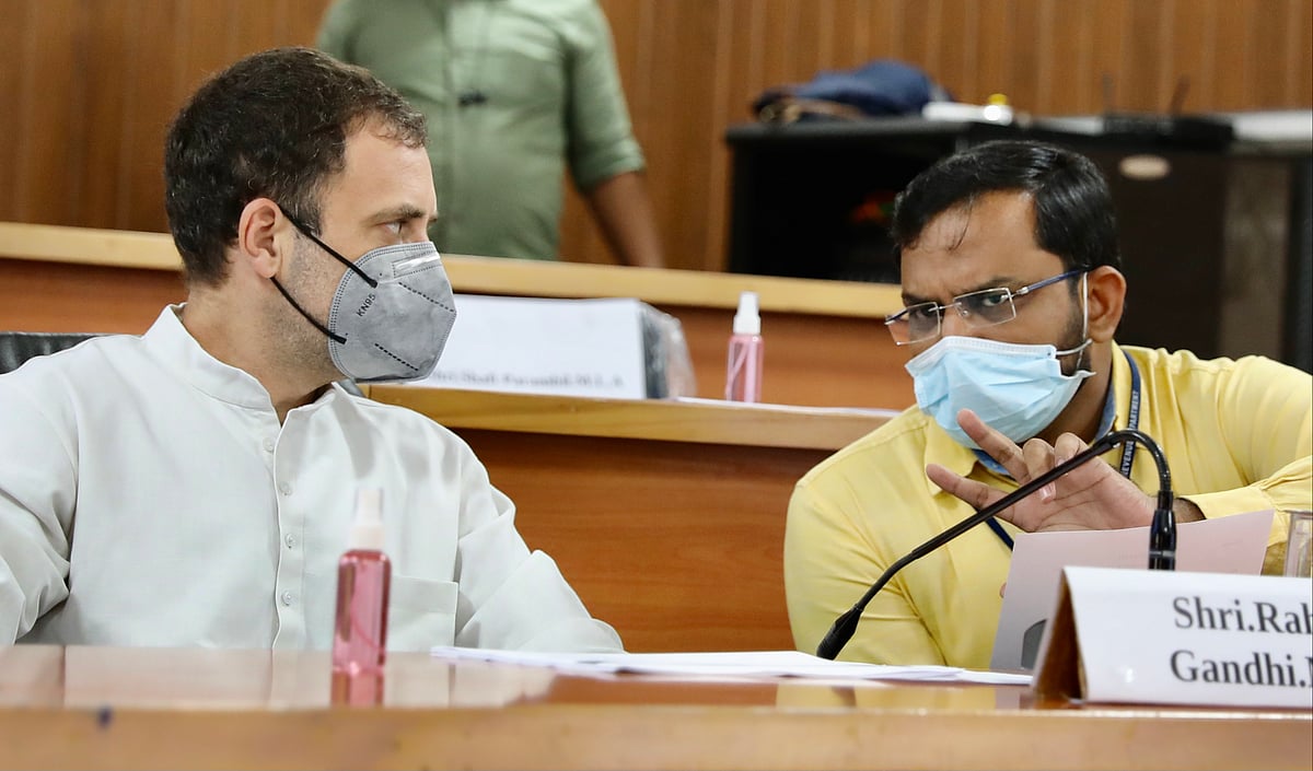 राहुल गांधी ने निभाया वादा, भूस्खलन में सबकुछ गंवा चुकी छात्राओं को सौंपी नए घर की चाबी