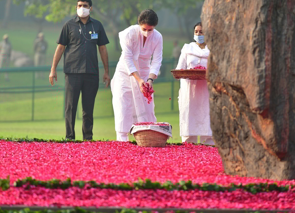 इंदिरा गांधी की पुण्यतिथि: राहुल गांधी ने दादी को श्लोक के जरिए किया याद तो प्रियंका ने शक्ति स्थल जाकर किया नमन