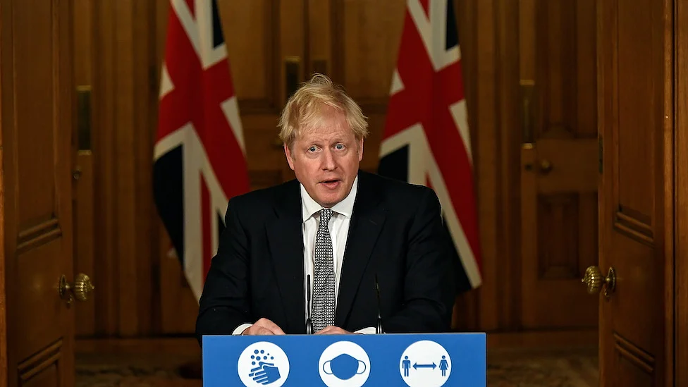 बोरिस जॉनसन ने 10 डाउनिंग स्ट्रीट (प्रधानमंत्री आवास) पर हुई एक प्रेस कांफ्रेंस में लॉकडाउन का ऐलान किया
