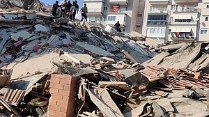 दुनिया: तुर्की में मलबे में से 10 दिन बाद जिंदा निकाली गई 17 साल की लड़की और इंडोनेशिया में आया 6.4 तीव्रता का भूकंप