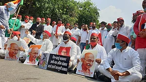 हाथरस कांडः लखनऊ में समाजवादी पार्टी के प्रदर्शन पर पुलिस ने बरसाई लाठियां, नेताओं को दौड़ा-दौड़ाकर पीटा