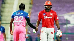 IPL 2020: विस्फोटक पारी खेलने के बाद भी बीच मैदान में बैट फेंकने के लिए क्रिस गेल पर लगा जुर्माना, देखें वीडियो