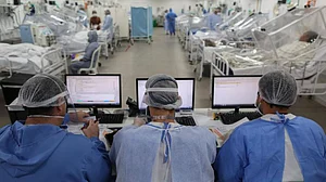 ब्राजील में कोरोना वैक्सीन ट्रायल में वॉलंटियर की मौत, सरकार ने परीक्षण रोकने से किया इनकार