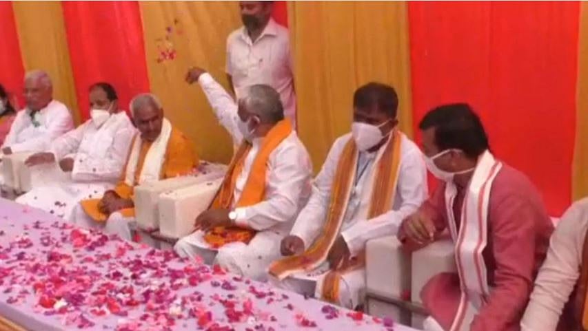 बलिया गोलीकांड में बीजेपी का दोहरा चेहरा उजागर, प्रदेश अध्यक्ष ने आरोपी का साथ देने वाले विधायक पर बरसाए फूल