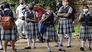 कोरोना काल के बीच आज से उत्तर प्रदेश और पंजाब में खुले स्कूल, बच्चों को स्कूल भेजने से पहले जान लें ये नियम