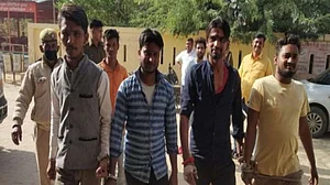 मथुरा में मंदिर में नमाज के बदले ईदगाह में हनुमान चालीसा का पाठ, चार युवक हिरासत में लिए गए