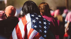 'इस मूर्ख की अक्षमता के कारण लगभग 2.5 लाख अमेरिकी मारे गए', कोरोना को लेकर ट्रंप पर निशाना