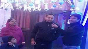 बिहार: तेजस्वी ने मनाया जन्मदिन, RJD कार्यकतार्ओं का पटना की सड़कों पर जश्न