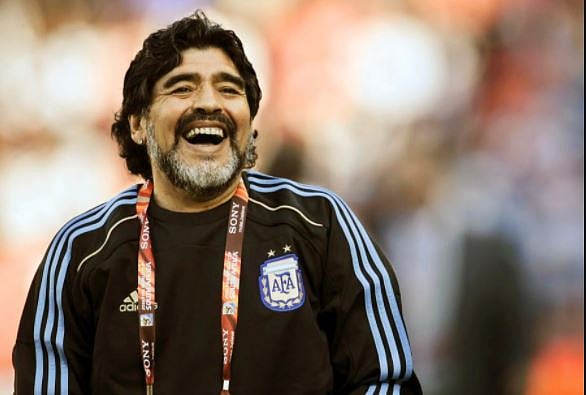 फुटबॉल के महान जादूगर डिएगो माराडोना का निधन, पूरी दुनिया में प्रशंसकों में शोक की लहर