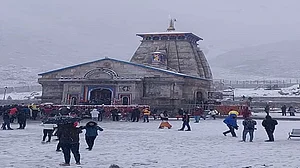 वीडियो: हल्की बर्फबारी के बीच केदारनाथ के कपाट शीतकाल के लिए हुए बंद, बर्फबारी का मनोहर दृश्य आया सामने