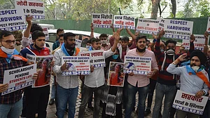 LSR की छात्रा को न्याय के लिए NSUI ने घेरा शिक्षा मंत्री का घर, छात्रवृत्ति रुकने पर कर ली थी खुदकुशी