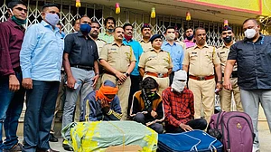 पार्किंग में लगाने के बहाने 4.30 करोड़ रुपए लेकर भाग गया कैश वैन का ड्राईवर, सप्ताह भर बाद धरा गया