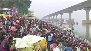 भगवान भास्कर को अर्घ्य देने के साथ ही संपन्न हुआ छठ पर्व, महापर्व के आखिरी दिन की देखें तस्वीरें