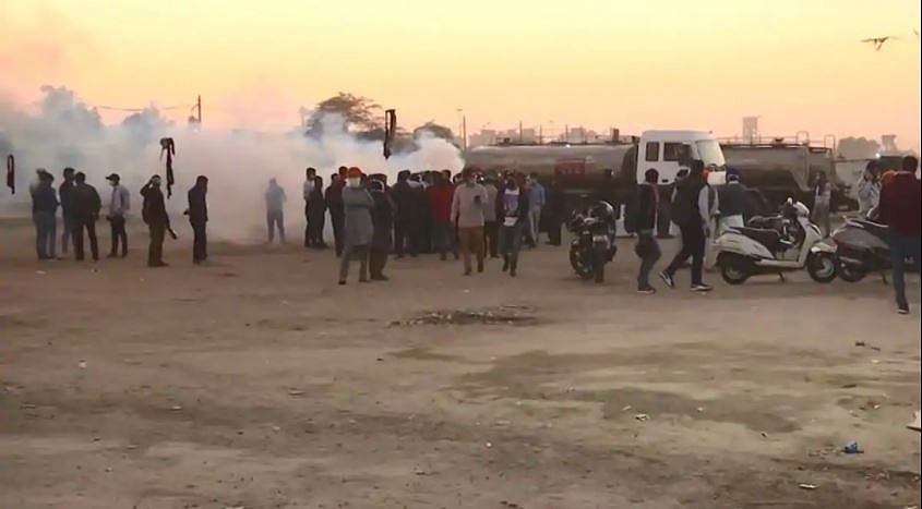 बुराड़ी मैदान में किसानों के लिए व्यवस्था की खुली पोल, सर्दी के बावजूद एक टेंट तक नहीं दिया गया