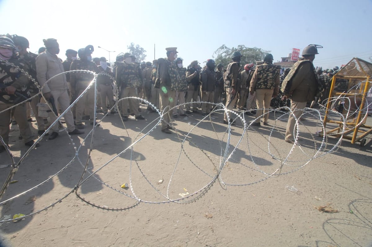 हरियाणा-दिल्‍ली सीमा पर सरकार ने तोड़ीं सारी हदें, दुश्‍मन की तरह किसानों पर चलाईं जल तोपें, बरसाए आंसू गैस के गोले