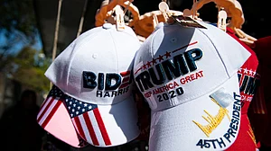 एक के बाद एक बाज़ियां पलट रहे हैं बिडेन, लेकिन ट्रंप जनादेश और लोकतंत्र को कटघरे में खड़ा करने पर आमादा