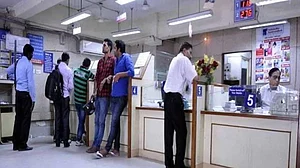 अर्थ जगत की 5 बड़ी खबरें: एक और बैंक डूबने के कगार पर, RBI ने लगाया बैन और चीन को लगा भारी चूना