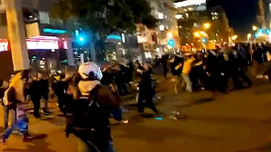 वाशिंगटन में ट्रंप समर्थकों और विरोधियों के बीच हिंसक झड़पें, व्हाईट हाऊस के पास आगज़नी