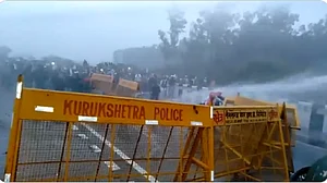 केंद्र के खिलाफ किसानों का दिल्ली कूच शुरू, हरियाणा ने बंद की सीमाएं, कुरुक्षेत्र में वाटर कैनन का इस्तेमाल