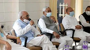 NDA का नेता चुने जाने के बाद नीतीश कुमार ने नई सरकार बनाने का दावा किया पेश, कल लेंगे CM पद की शपथ