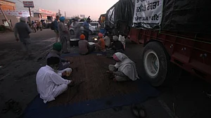 दिल्ली में प्रदर्शन की इजाजत मिलने के बाद भी सिंघु बॉर्डर पर डटे किसान, रणनीति पर मंथन जारी
