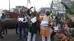 बिहार में ट्रेड यूनियनों की हड़ताल का दिखा असर, आरजेडी कार्यकर्ता भैंसों के साथ सड़क पर उतरे