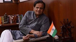 कांग्रेस के वरिष्ठ नेता अहमद पटेल का निधन, पीएम मोदी, राहुल गांधी और प्रियंका गांधी ने जताया शोक