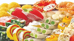 दिवाली पर मिठाई खरीदते समय रहें सावधान, नकली खोया मिली मिठाई से हो सकता है नुकसान