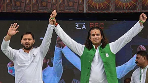 बिहार चुनावः मतगणना में कांटे की टक्कर जारी, राघोपुर से तेजस्वी और हसनपुर में तेज प्रताप आगे