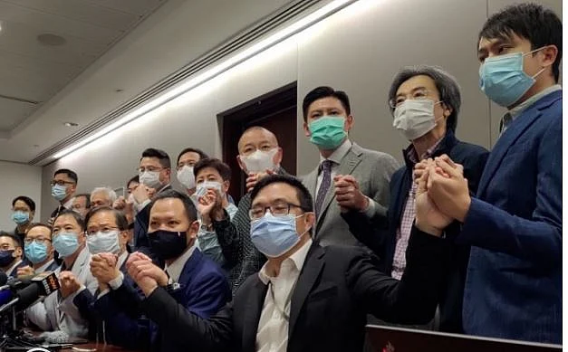 हांगकांग के पूरे विपक्ष ने लोकतंत्र के समर्थन में दिया इस्तीफा, चीन समर्थक सरकार के फैसले के खिलाफ उठाया कदम