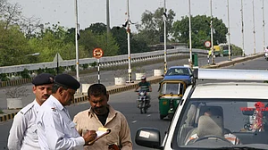 दिल्ली वाले सावधान! गाड़ी के नंबर प्लेट पर अगर मिली ये कमियां तो देना पड़ेगा भारी जुर्माना