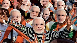 विष्णु नागर का व्यंग्यः भक्तों के भी अच्छे दिन आकर रहेंगे, आगे अब मोदी ही मोदी आते रहेंगे!