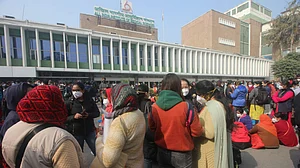 AIIMS में नर्सों की हड़ताल पर दिल्ली हाईकोर्ट ने लगाई रोक, काम पर लौटने का दिया आदेश