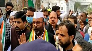 गांधी प्रतिमा पर माल्यार्पण करने से रोके जाने पर उपवास पर बैठे अजय लल्लू, प्रियंका बोलीं- ये लोकतंत्र की हत्या है