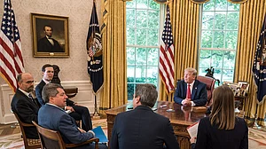 क्या ट्रंप अमेरिका में मार्शल लॉ लगाने चाहते हैं? ओवल ऑफिस में हुई हंगामेदार बैठक की जानकारी लीक होने से सनसनी