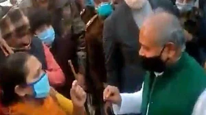 ग्वालियर में किसान सम्मेलन करने पहुंचे तोमर को महिला ने घेरा, पूछा- दिल्ली में ठिठुरता किसान नहीं दिख रहा?