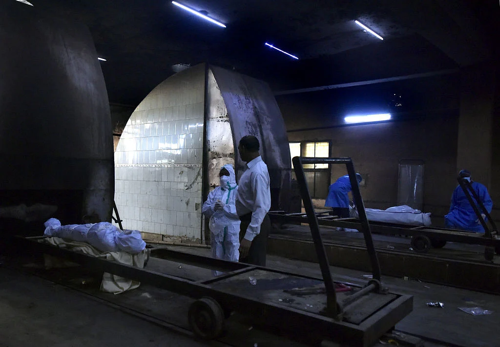 आखिर क्यों छिपा रही है सरकार कोरोना से हर रोज होने वाली मौतों की संख्या, श्मशान घाटों पर तो नजर आ रही असली तस्वीर