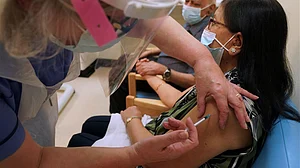 फाइजर वैक्सीन को लेकर चिंताजनक खबर, ब्रिटेन में टीका देने के बाद दो की तबीयत बिगड़ी