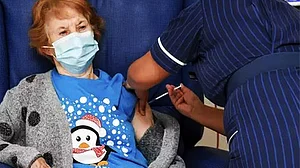 वीडियो: फाइजर की कोरोना वैक्सीन लगवाने वाली दुनिया की पहली शख्स बनी 90 साल की ये महिला