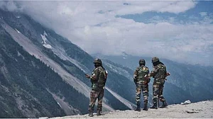 एलएसी के करीब जारी है चीन की चालबाजी, नीचले क्षेत्रों में बनाए कई सैन्य शिविर, ताकत बढ़ाने में लगा