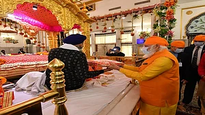 किसान आंदोलन के बीच अचानक दिल्ली के रकाबगंज गुरुद्वारा पहुंचे पीएम मोदी, गुरु तेग बहादुर के बलिदान को किया नमन