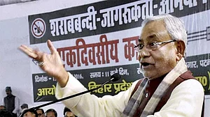 बिहार में शराब बंद, पर महाराष्ट्र से ज्यादा पीते हैं लोग, सरकारी सर्वे से नीतीश के कानून की खुली पोल