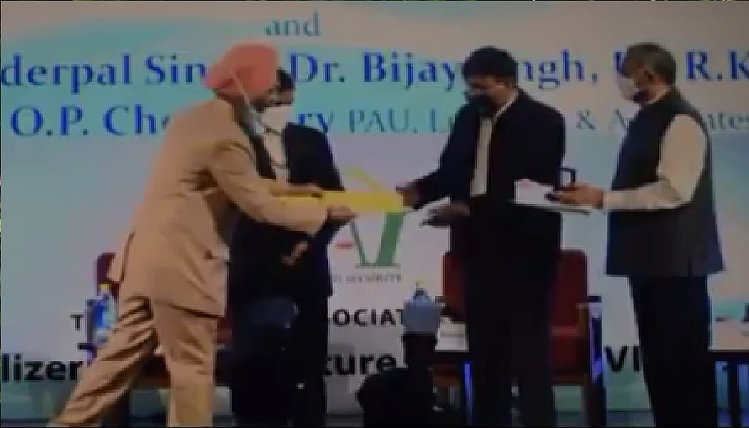 वीडियो: मोदी के मंत्री दे रहे थे अवॉर्ड, किसानों के समर्थन में PAU के सोइल केमिस्ट प्रिंसिपल ने लेने से किया इनकार