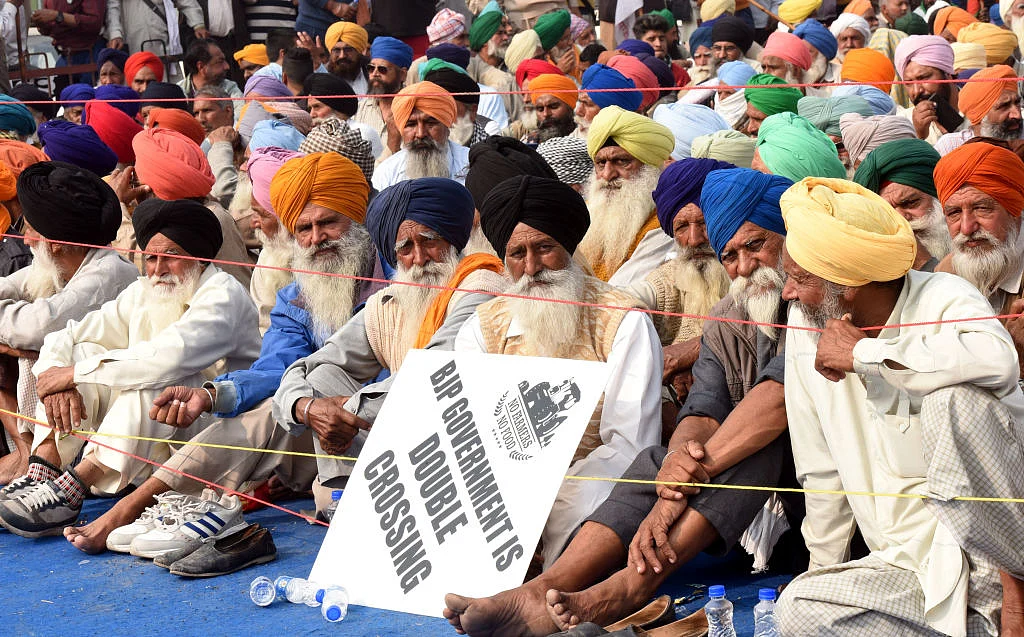 किसानों को ऐसे ही नहीं खोलना पड़ा है मोर्चा, सरकार ने खुद ही अलग-अलग सुर में बयान देकर पैदा किया है शक